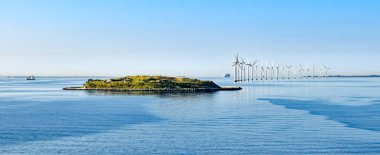 Danimarka 'da Kopenhag sahilinde ada Middelgrundsfortet ve offshore rüzgar türbinleri 