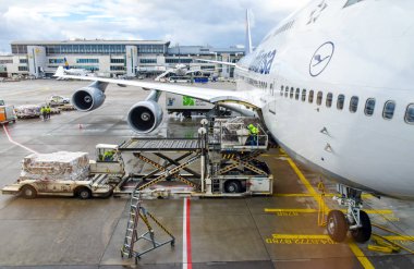 Frankfurt, Almanya - 12 Şubat 2018: Frankfurt Havaalanı'ndaki (Fra) kalkış kapısından Dubai'ye hareket için hazırlanan Lufthansa'nın Boeing 747 uçağına bak..