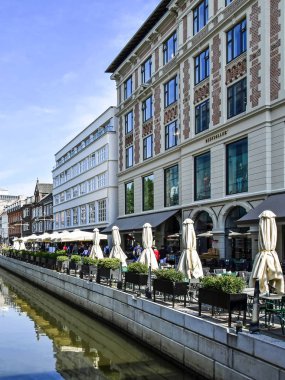 Aarhus, Danimarka - 20 Temmuz 2017: Promenade şehir Danimarka Aarhus Nehri boyunca. Yerli halk ve turistler pek çok Restoran, kafe ve dükkan Nehri boyunca çekmek.