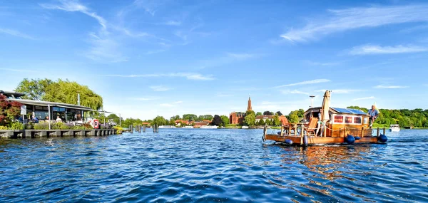 Malchow Deutschland Juli 2017 Ein Mann Steuert Ein Hausboot Über — Stockfoto