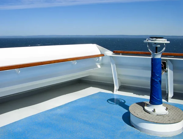 Kompass Auf Dem Außendeck Eines Kreuzfahrtschiffes — Stockfoto