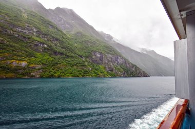 Norveç'te Geirangerfjord aracılığıyla bir gemide yolculuk