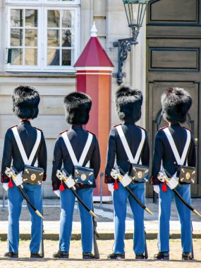 Kopenhag, Danimarka - 15 Haziran 2017: Danimarka Kopenhag Amalienborg kalede muhafiz olarak değiştirilmesi. Gardiyanlar karşılıklı dizilmiş.