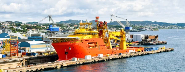 Bir büyük portakal ve sarı renkli Offshore inşaat gemi (Ocv) bir kuru havuzda bir tersane ve tamir ediliyor