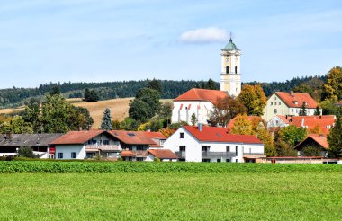 Geç gotik kilise Maria Himmelfahrt ile Bavyera sağlık tesisi Bad Birnbach Cityscape (Almanya)