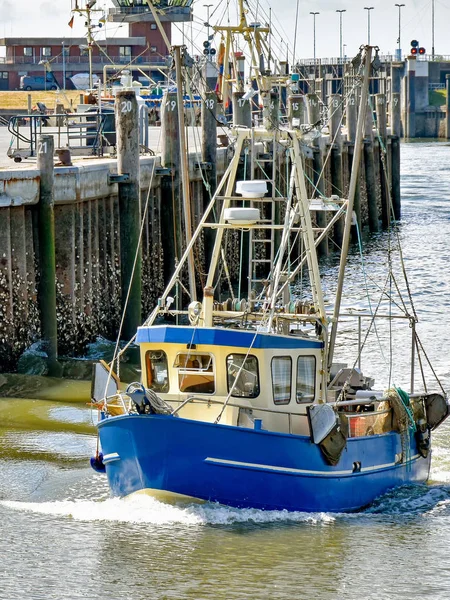 Malý Rybářský Člun Vpluje Přístavu Bsum Severním Frisii Německu — Stock fotografie