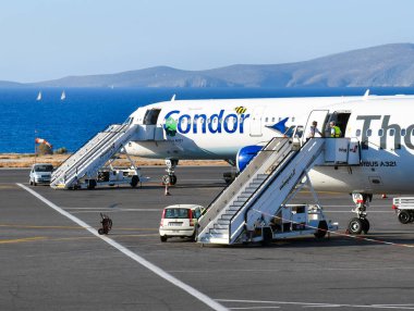 Heraklion, Yunanistan - 22 Haziran 2016: Akkor ve Thomas Cook havayollarına ait iki Airbus A321 uçağı, Yunanistan'ın Girit adasındaki ana havaalanı olan 
