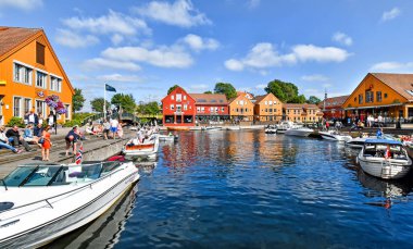 Kristiansand, Norveç - 19 Temmuz 2017: Kristiansand, Norveç Fiskebrygga İlçesi'nde bir kanal Motorbot gidin.