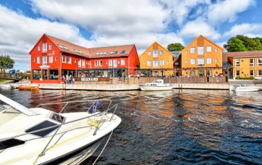 Kristiansand, Norveç - 19 Temmuz 2017: Kristiansand, Norveç Fiskebrygga İlçesi'nde bir kanal Motorbot gidin. 