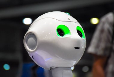 Leipzig, Almanya - 2 Temmuz 2016: Leipzig'deki robotik fuarında sergilenen Softbank'lı insansı robot Pepper'ın şimşek gözleriyle baş (Almanya)).