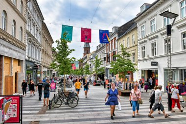 Aarhus, Danimarka 20 Temmuz 2017: Danimarka'nın Aarhus kasabasının merkezinde, ryesgade alışveriş yolu boyunca insanlar dolaşıyor. Ryesgade Danimarka'nın en işlek ticari yaya bölgelerinden biridir.