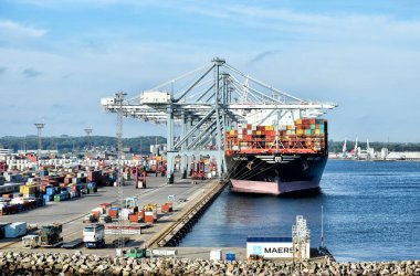 Aarhus, Danimarka 20 Temmuz 2017: Msc Ingy konteyner gemisi Aarhus limanına demirledi ve yükleme ve boşaltma. 