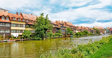 Lakenitz Nehri Bamberg (Almanya) eski kasabasında tarihi yarı ahşap evler boyunca)