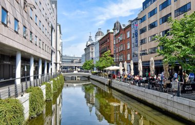 Aarhus, Danimarka - 20 Temmuz 2017: Promenade şehir Danimarka Aarhus Nehri boyunca. Yerli halk ve turistler pek çok Restoran, kafe ve dükkan Nehri boyunca çekmek. 