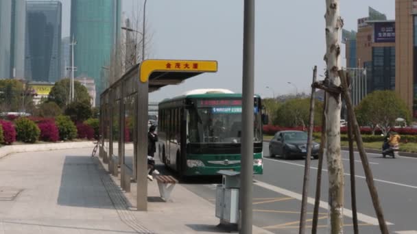 Offentlig transport i byen. Bussen standser. Folk venter på en bus. JULI 2018 Yiwu, Kina – Stock-video