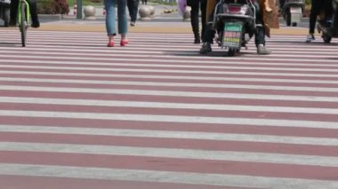 Türük Summer.Its ağır çekim video içinde yaya geçidi üzerinde yürüyen insanlar üzerinde yaya geçidi Yiwu, Çin aldı insanlar.