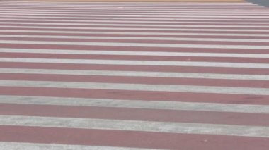 Türük Summer.Its ağır çekim video içinde yaya geçidi üzerinde yürüyen insanlar üzerinde yaya geçidi Yiwu, Çin aldı insanlar.