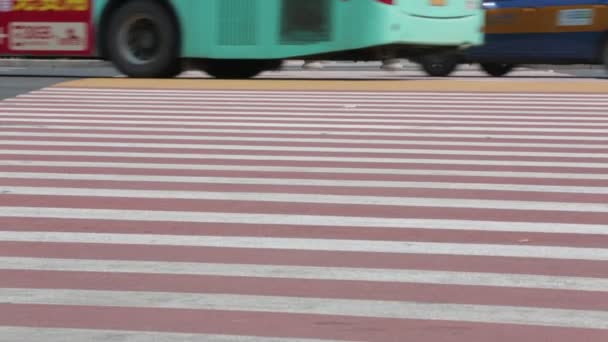 Menschen zu Fuß auf dem Crosswalk Yiwu im Sommer. Es ist ein Zeitlupenvideo, das Menschen auf Crosswalk in Yiwu, China nahm. — Stockvideo