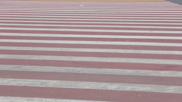 Menschen zu Fuß auf dem Crosswalk Yiwu im Sommer. Es ist ein Zeitlupenvideo, das Menschen auf Crosswalk in Yiwu, China nahm. — Stockvideo