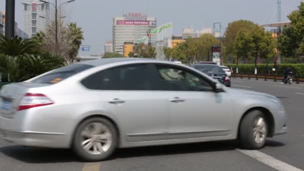 Trafik lambası. kentsel trafik ışığı yeşilden kırmızıya değiştirir. Temmuz 2018 Yiwu, Çin. — Stok video