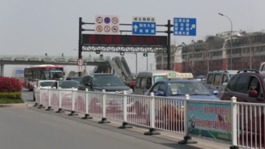 Trafik lambası. kentsel trafik ışığı yeşilden kırmızıya değiştirir. Temmuz 2018 Yiwu, Çin.