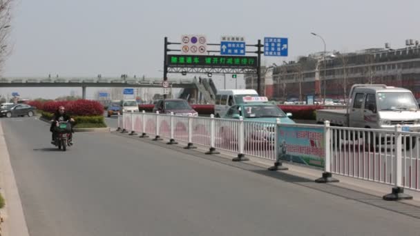 Ampel. Die städtische Ampel wechselt von Grün auf Rot. Juli 2018 Yiwu, China. — Stockvideo