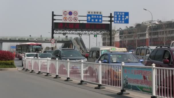 Stoplicht. stedelijke verkeerslicht verandert van groen naar rood. Juli 2018 Yiwu, China. — Stockvideo