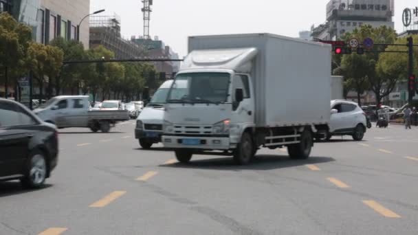 Trafikljus. Urban trafikljus ändras från grönt till rött. Juli 2018 Yiwu, Kina. — Stockvideo
