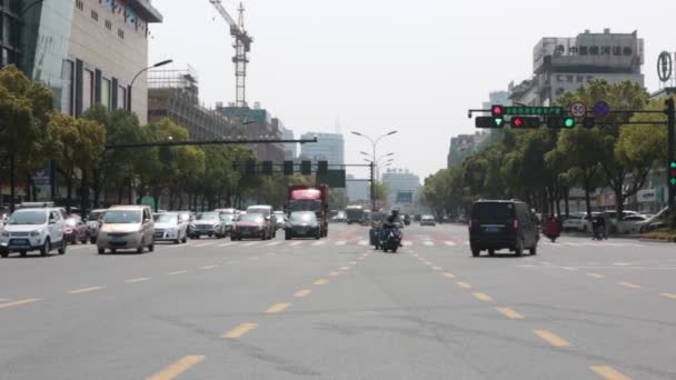 Sinal de trânsito. semáforo urbano muda de verde para vermelho. JULHO 2018 Yiwu, China . — Vídeo de Stock