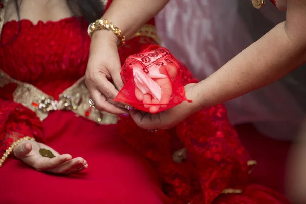Vestido de novia, anillos de boda, ramo de bodas — Foto de Stock