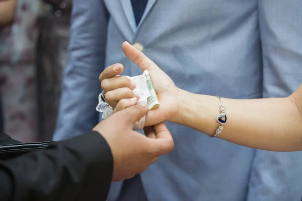 Vestido de noiva, anéis de casamento, buquê de casamento — Fotografia de Stock