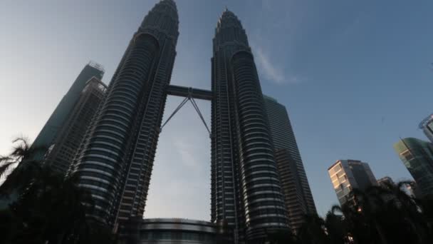 Utsikt over Petronas tvillingtårn 28. juli 2018 i Kuala Lumpur, Malaysia. Malaysias kjente landemerke. . – stockvideo