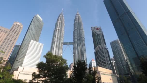 Uitzicht op de Petronas Twin Towers op juli 28,2018 in Kuala Lumpur, Maleisië. Het is een beroemde bezienswaardigheid van Maleisië. — Stockvideo