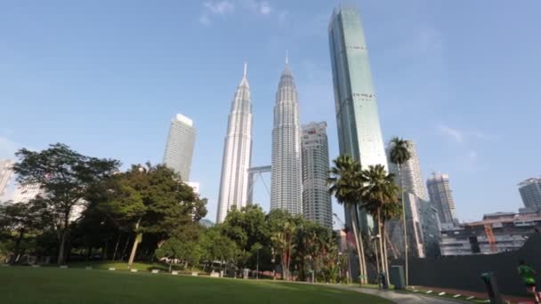 Uitzicht op de Petronas Twin Towers op juli 28,2018 in Kuala Lumpur, Maleisië. Het is een beroemde bezienswaardigheid van Maleisië. — Stockvideo