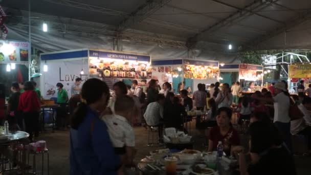 Bright street food noční trh ve Vietnamu. Muž řezy smažené paličky kupujícímu. Vietnam tržnice — Stock video