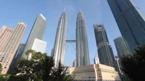Uitzicht op de Petronas Twin Towers op juli 28,2018 in Kuala Lumpur, Maleisië. Het is een beroemde bezienswaardigheid van Maleisië. — Stockvideo