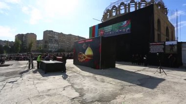 Bakü, Azerbaycan - 20 Eylül 2018: Azeri erkekler kalabalıklar edepsiz, şehitlik Aşure ve muharrem, Bakıda parçası olarak anmak için kasvetli bir geçit katılmak için toplandı