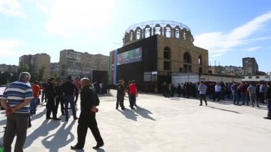 Bakü, Azerbaycan - 20 Eylül 2018: Azeri erkekler kalabalıklar edepsiz, şehitlik Aşure ve muharrem, Bakıda parçası olarak anmak için kasvetli bir geçit katılmak için toplandı