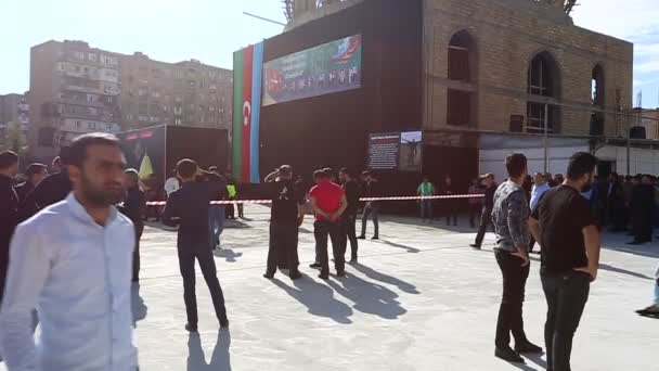 바쿠에서 일환으로 후세인의 퍼레이드에 아제리어 남자의 군중이 아제르바이잔 2018 — 비디오