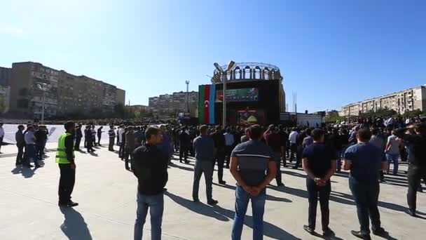 바쿠에서 아 슈 라 무 하 람의 일환으로, 후세인의 순 교를 기념 하기 위해 침 울 한 퍼레이드에 참여 아제리어 남자의 군중이 모여 바쿠, 아제르바이잔-2018 년 9 월 20 일: — 비디오