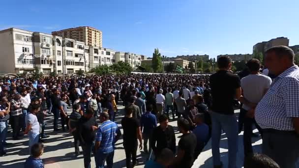 Baku, Azerbajdzsán - 20 Sep 2018: Azeri férfiak tömeg van gyűlt össze, hogy részt vesz a surranó felvonulás emlékére a vértanú Hussain, részeként-ból Dávid és Muharram, Bakuban — Stock videók