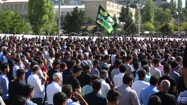 Baku, Azerbaijan - 20 SEP 2018: Crowds of Azeri men have gathered to take part in a sombre parade to commemorate the martyrdom of Hussain, as part of Ashura and Muharram, in Baku — Stock Video