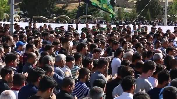 Baku, Azerbaijan - 20 SEP 2018: Crowds of Azeri men have gathered to take part in a sombre parade to commemorate the martyrdom of Hussain, as part of Ashura and Muharram, in Baku — Stock Video