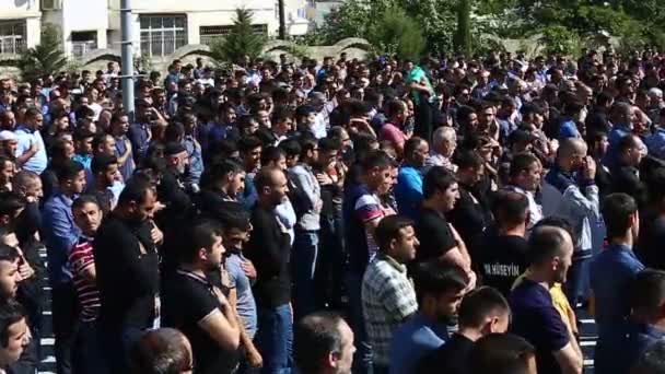 Baku, Azerbaijan - 20 SEP 2018: Crowds of Azeri men have gathered to take part in a sombre parade to commemorate the martyrdom of Hussain, as part of Ashura and Muharram, in Baku — Stock Video