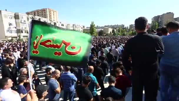 바쿠에서 일환으로 후세인의 퍼레이드에 아제리어 남자의 군중이 아제르바이잔 2018 — 비디오
