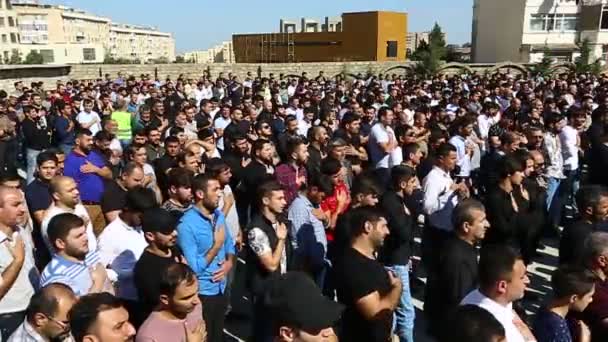バクーの阿修羅と イスラム暦の一部として フセインの殉教を記念する陰鬱なパレードに参加するアゼルバイジャン人の群衆を集めているバクー アゼルバイジャン 2018 — ストック動画
