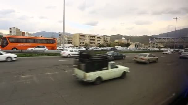 Teheran die Hauptstadt von iran the nature bridge - tabiat bridge — Stockvideo