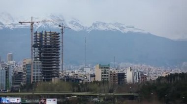 Tahran, İran, Nisan 2019: Tahran'da yoğun trafik sıkışıklığı İran'ın başkenti Doğa köprüsü yakınında - Tabiat Köprüsü - Pol-e Tabiat