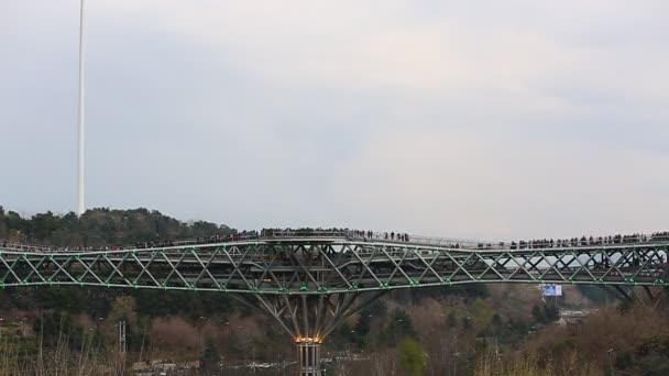 TEHRAN, IRÃO, ABRIL 2019: Engarrafamento pesado em Teerã, capital do Irã, perto da ponte Nature - Tabiat Bridge - Pol-e Tabiat — Vídeo de Stock