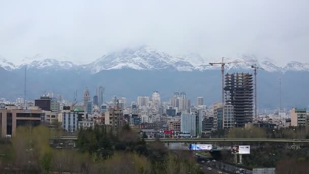 Tehran, iran, april 2019: dichter stau in tehran der hauptstadt iran in der nähe der naturbrücke - tabiat brücke - pol-e tabiat — Stockvideo